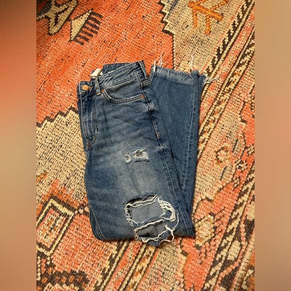 H&M distressed denim jeans size 4! - Picture 4 of 6